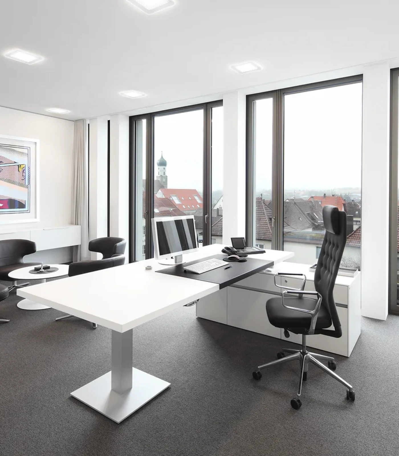 NOVIS Design-Monitor für das exklusive CEO- und Vorstandsbüro von RENZ Immobilien – hochwertige Bildschirmtechnik für repräsentative Arbeitsplätze