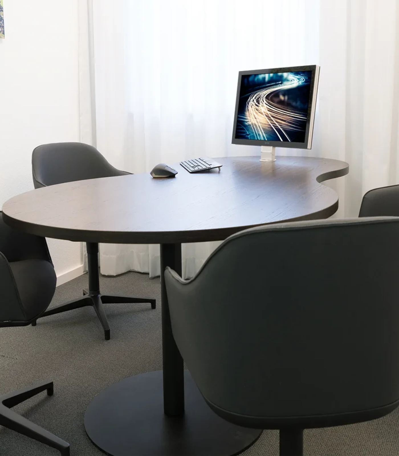 Kleine Meeting-Situation mit NOVIS LOFT desktop – eleganter Design-Monitor für Besprechungen und moderne Arbeitsplätze