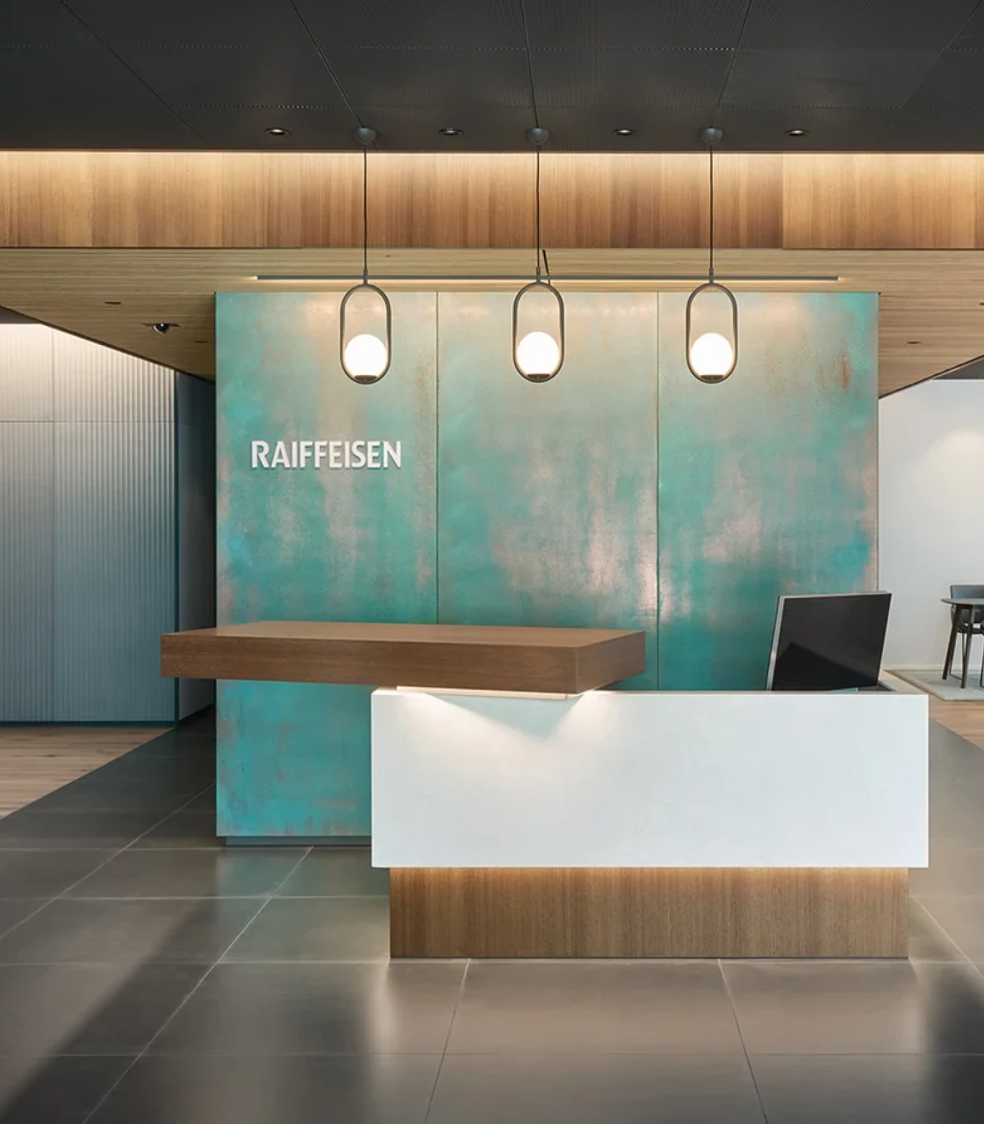 NOVIS LOFT desktop Design-Monitor in der Raiffeisenbank Möhlin – hochwertige Monitorlösung für moderne Bankfilialen und persönliche Kundenberatung