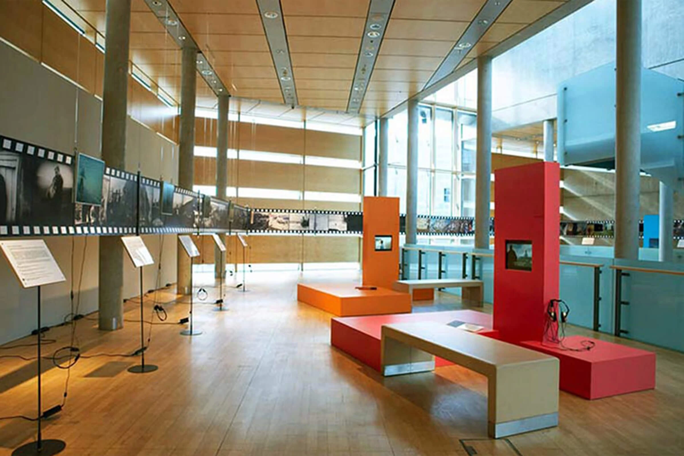 Temporäre Filmausstellung mit unseren Monitoren der Customline