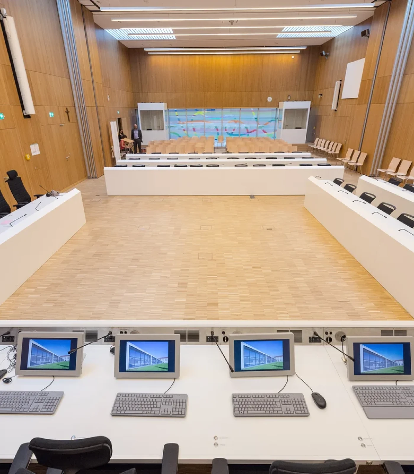 individuelle Bildschirmlösungen für ein Gerichtsaal