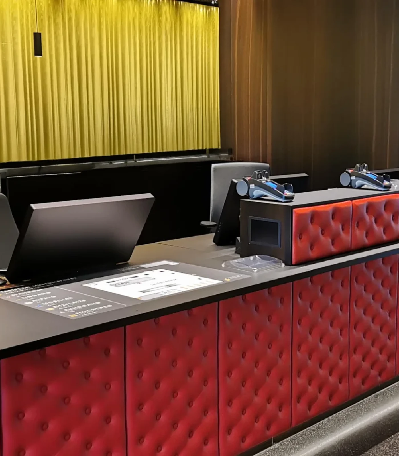 Mobiler Auftischmonitor auf einer Theke in einem Opernhaus