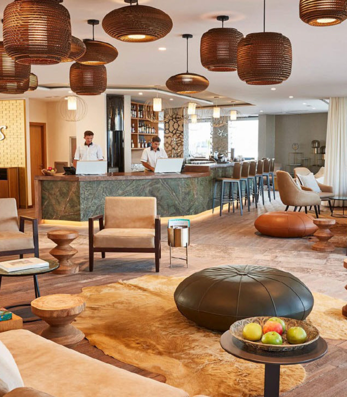 Mobiler und portabler Design Bildschirm FLO EVO in einer repräsentativen Hotel Theke des 7 Pines auf Ibiza.