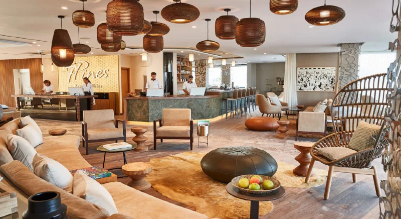 Mobiler und portabler Design Bildschirm FLO EVO in einer repräsentativen Hotel Theke des 7 Pines auf Ibiza.