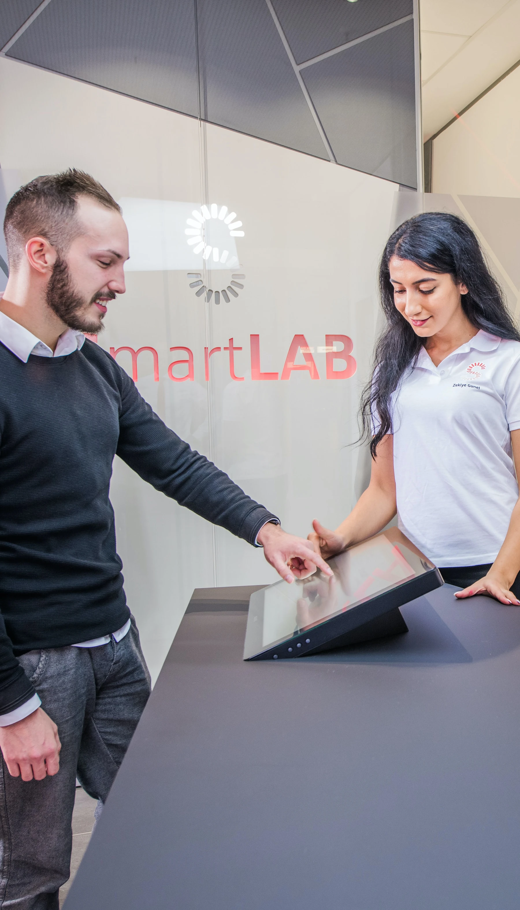 FLO EVO fest verbaut in einer öffentlich zugänglichen Theke mit Multitouch