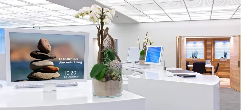 Design desktop Monitor LOFT mit der Option TWIN auf einer Rezeption