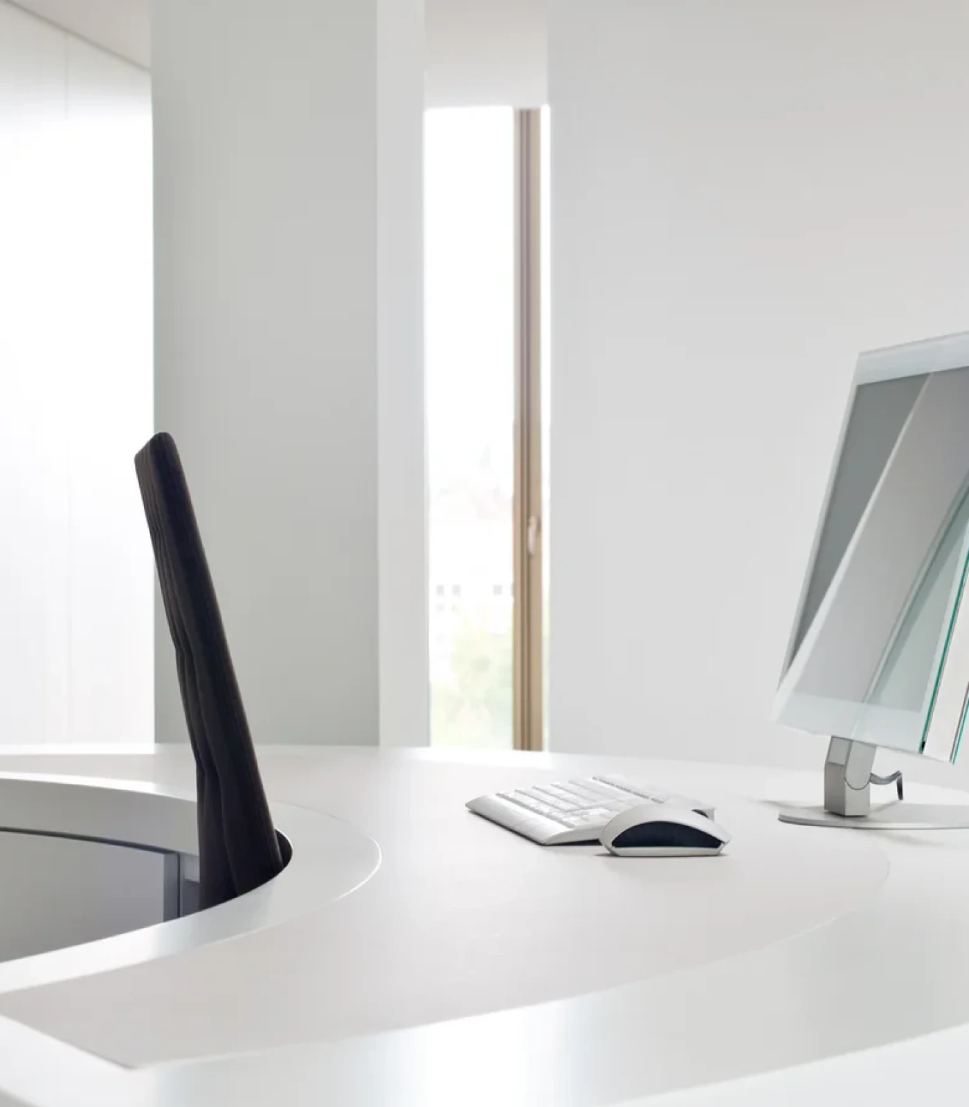 Desktop Monitor auf einer Empfangtheke einer Arztpraxis