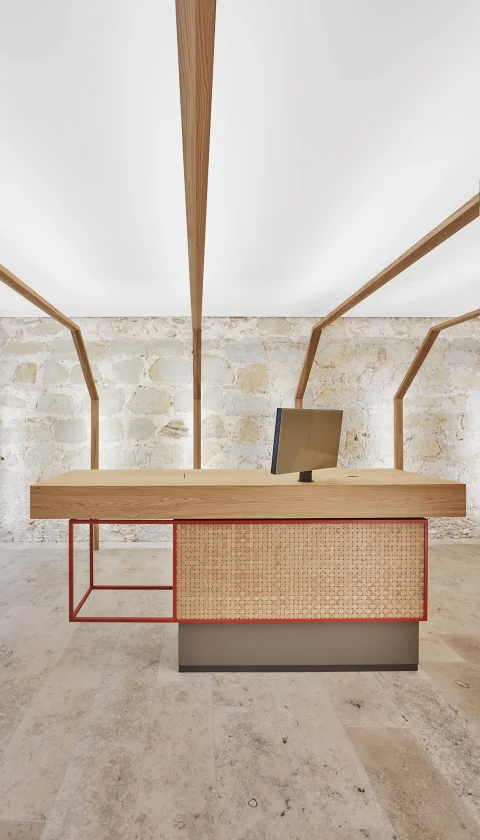 Die minimalistische Empfangstheke der Raiffeisenbank in Aarberg Schweiz mit unserem Loft desktop Design Monitor