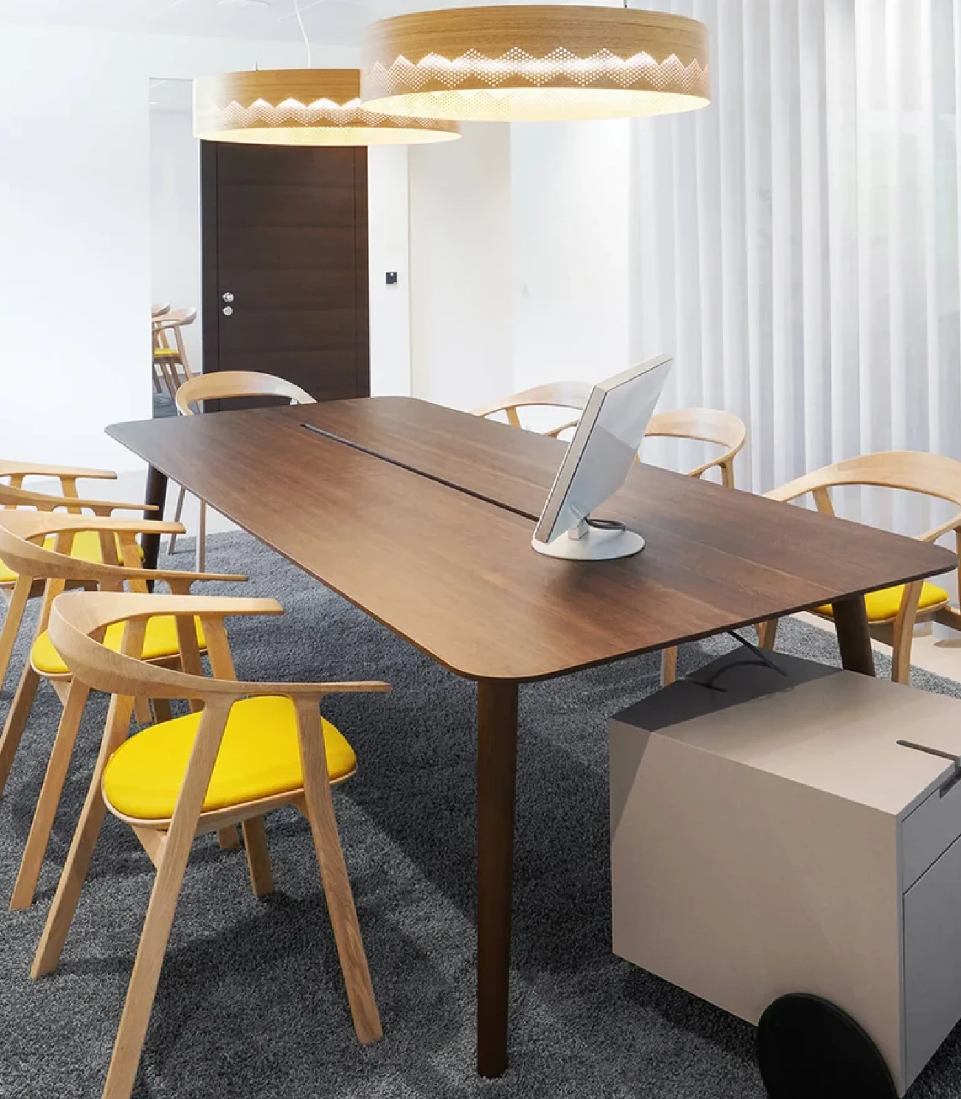 Auftischmonitor auf einem Besprechungstisch einer Bank