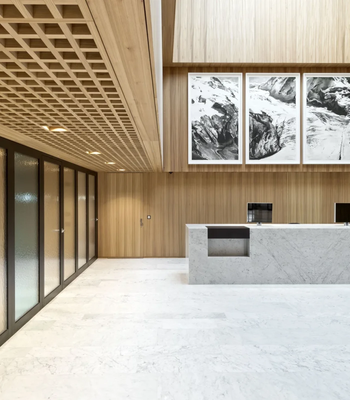 Eleganter Auftischmonitor auf einem Empfangstresen