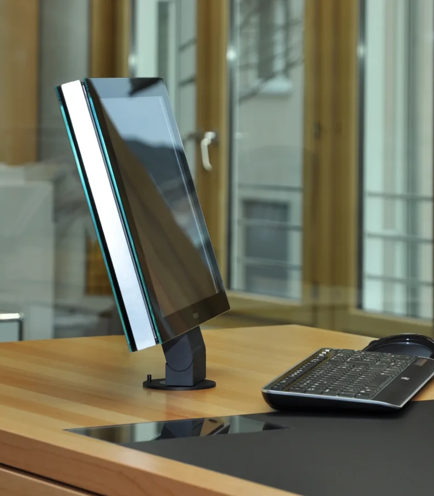 LOFT desktop Auftischbildschirm von NOVIS auf einem Serviceschalter einer Bank.