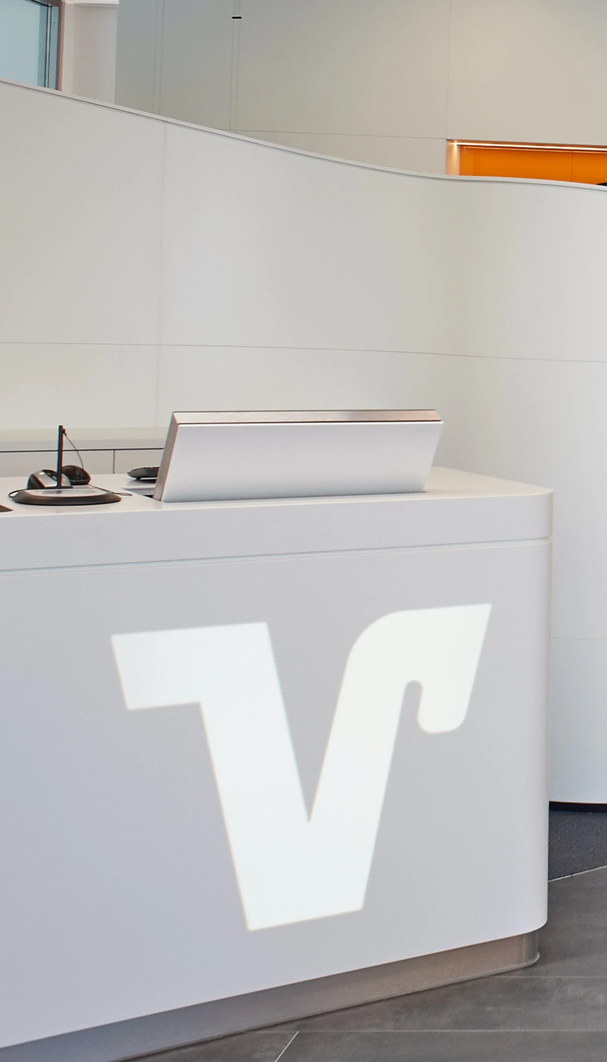 Im Empfang an der Theke ist der LOFT fold Monitor leicht versenkbar.