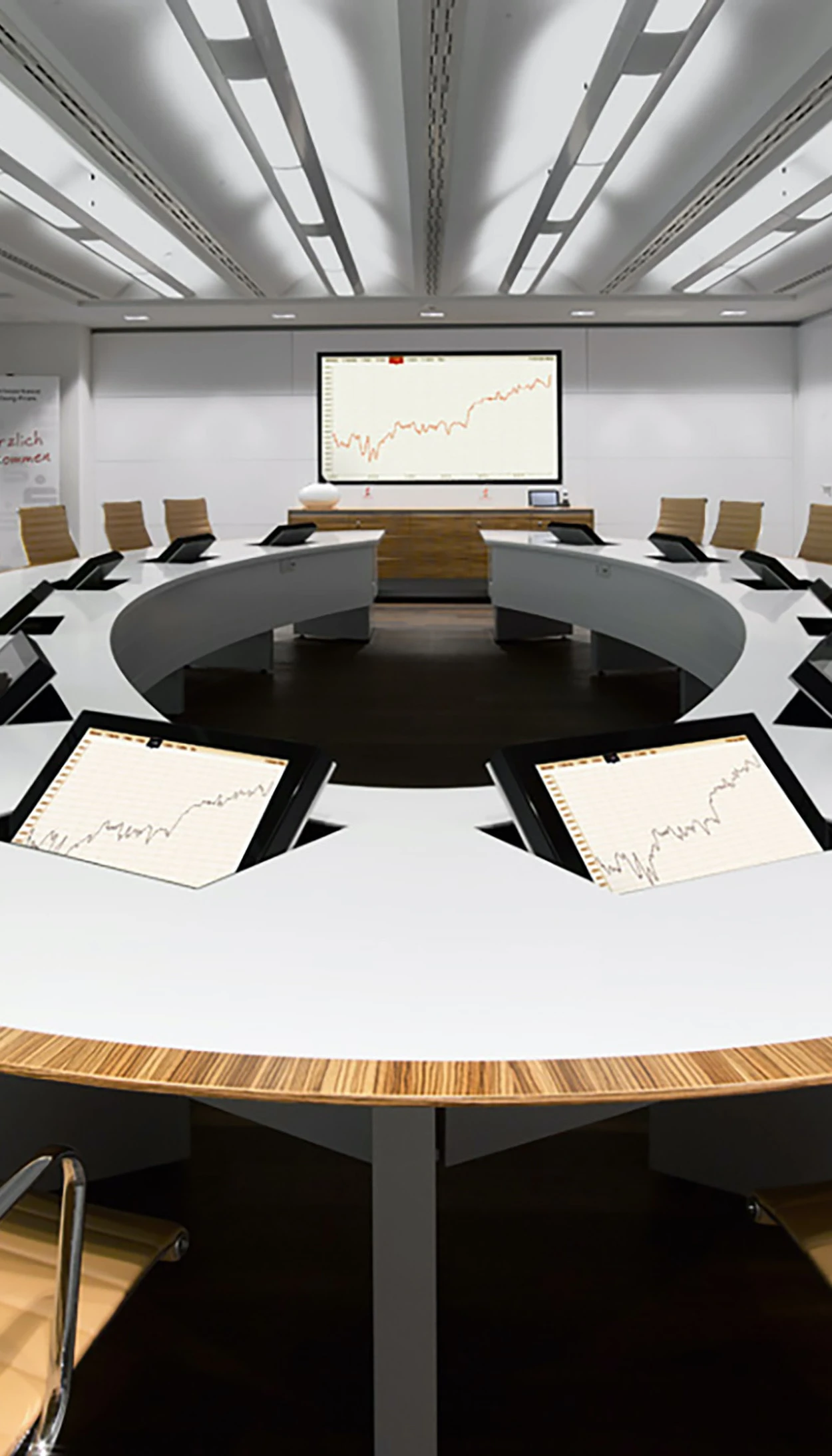 Versenkbarer monitor perfekt im Konferenztisch integriert und aufgeklappt