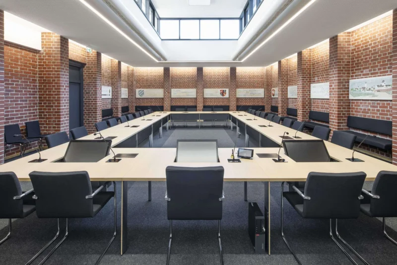 Für jede Konferenz unser versenkbarer Monitor die perfekte Ergänzung zur Medientechnik.