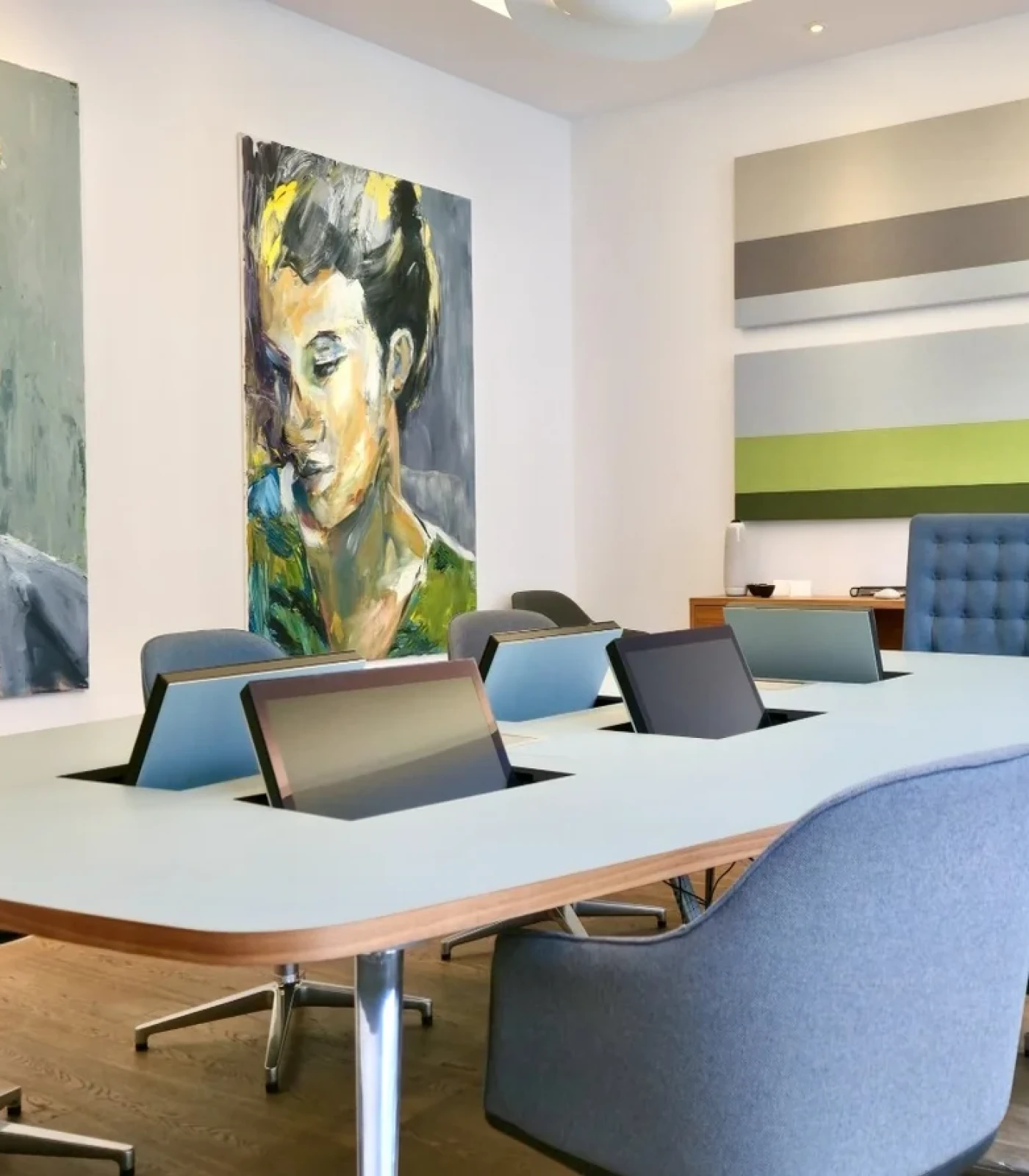 Versenkbarer Monitor in einem Beurkundungstisch