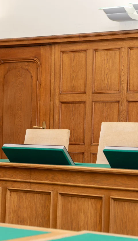 Wie in einem Konferenztisch wurde der versenkbarer LOFT fold Monitor in einem Richtertisch verbaut.