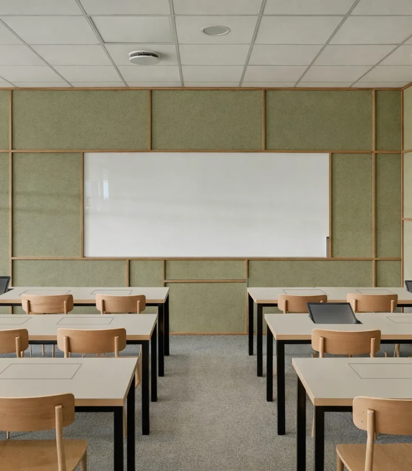 Versenkbarer Bildschirm LOFT fold wird für Schulungen und Tranings gerne eingesetzt