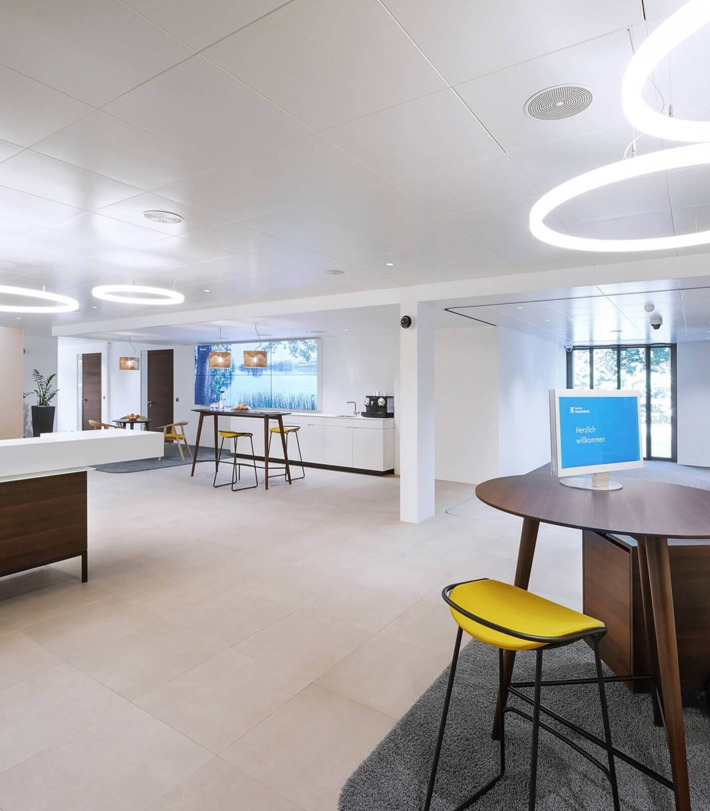 Design Monitore LOFT desktop mit Standteller und Einbaufuss von Gehri in der Kantonalbank.