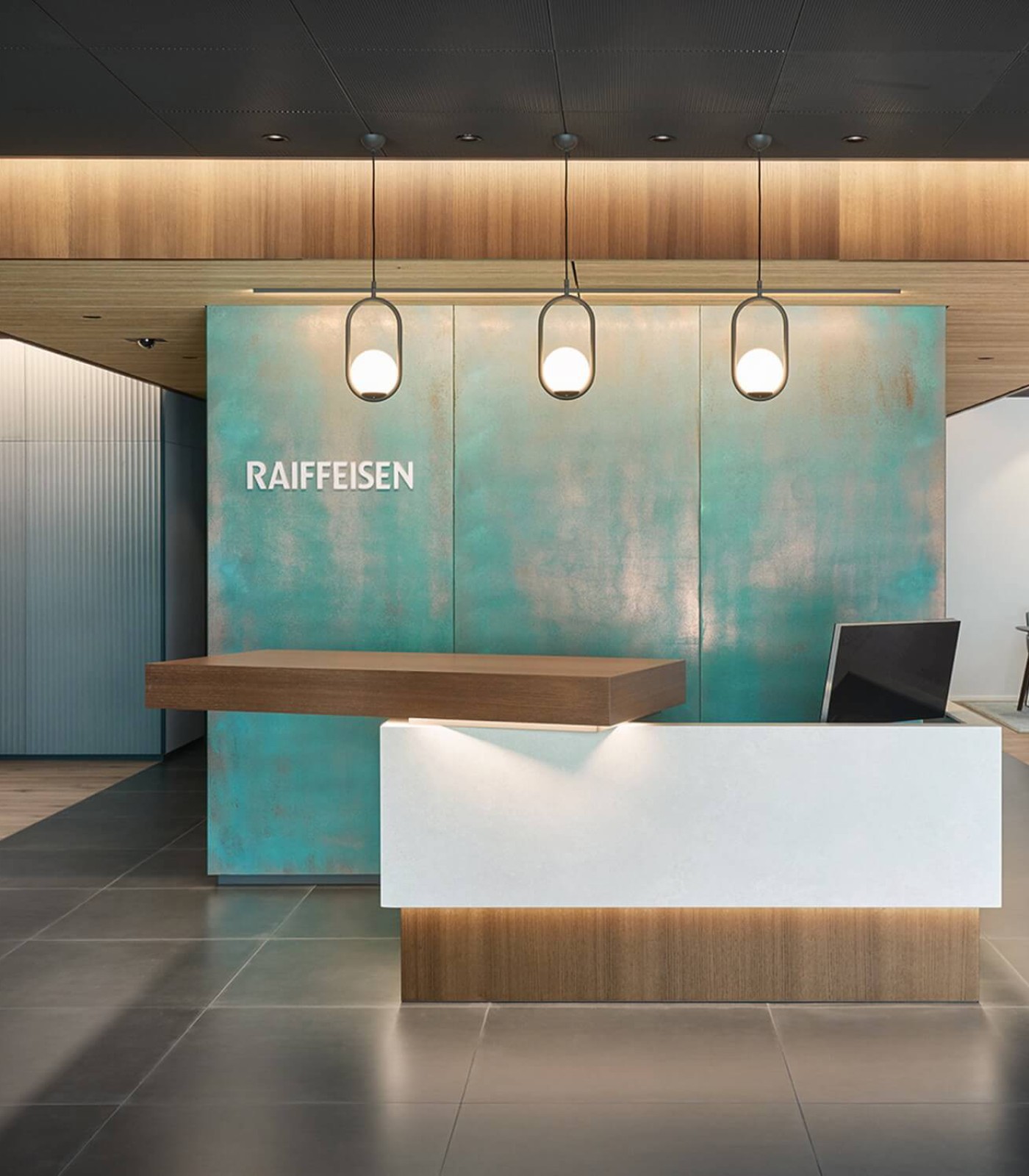 Design Monitore LOFT desktop verbaut in einer sehr hüchschen Emfpangstheke.