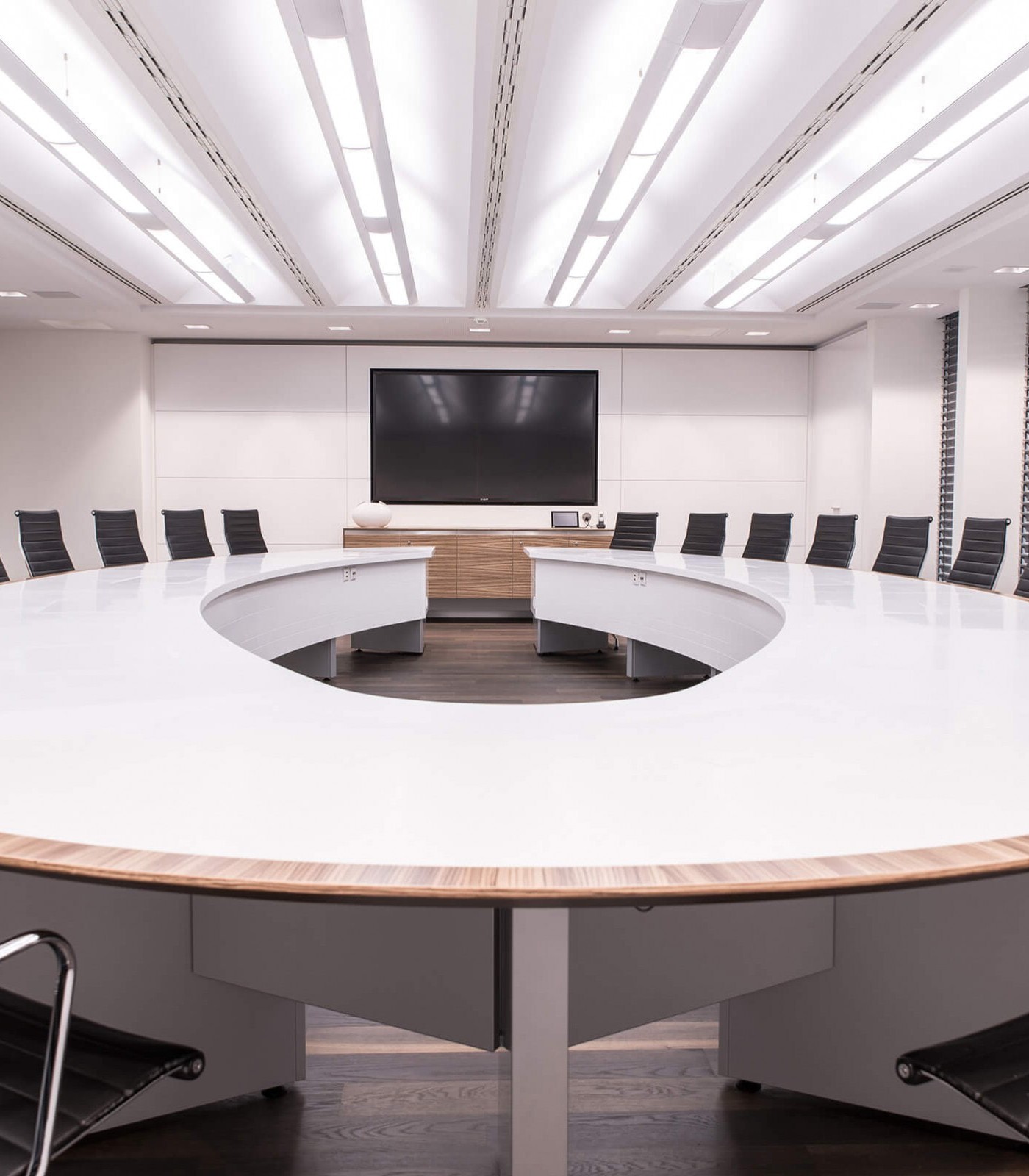 Noll integriert Tischeinbau Monitore von Novis im Konferenztisch