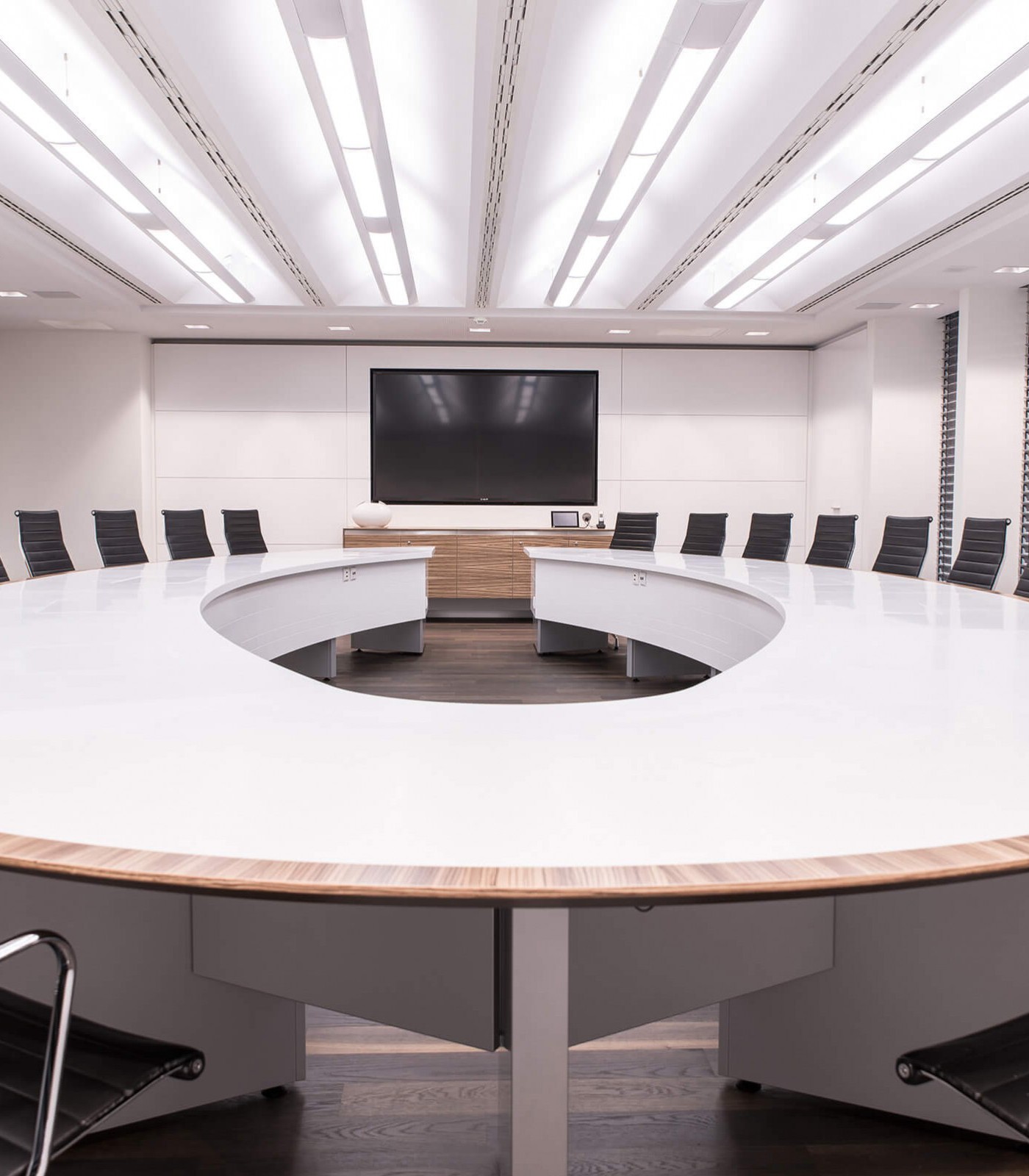 Noll integriert Tischeinbau Monitore von Novis im Konferenztisch