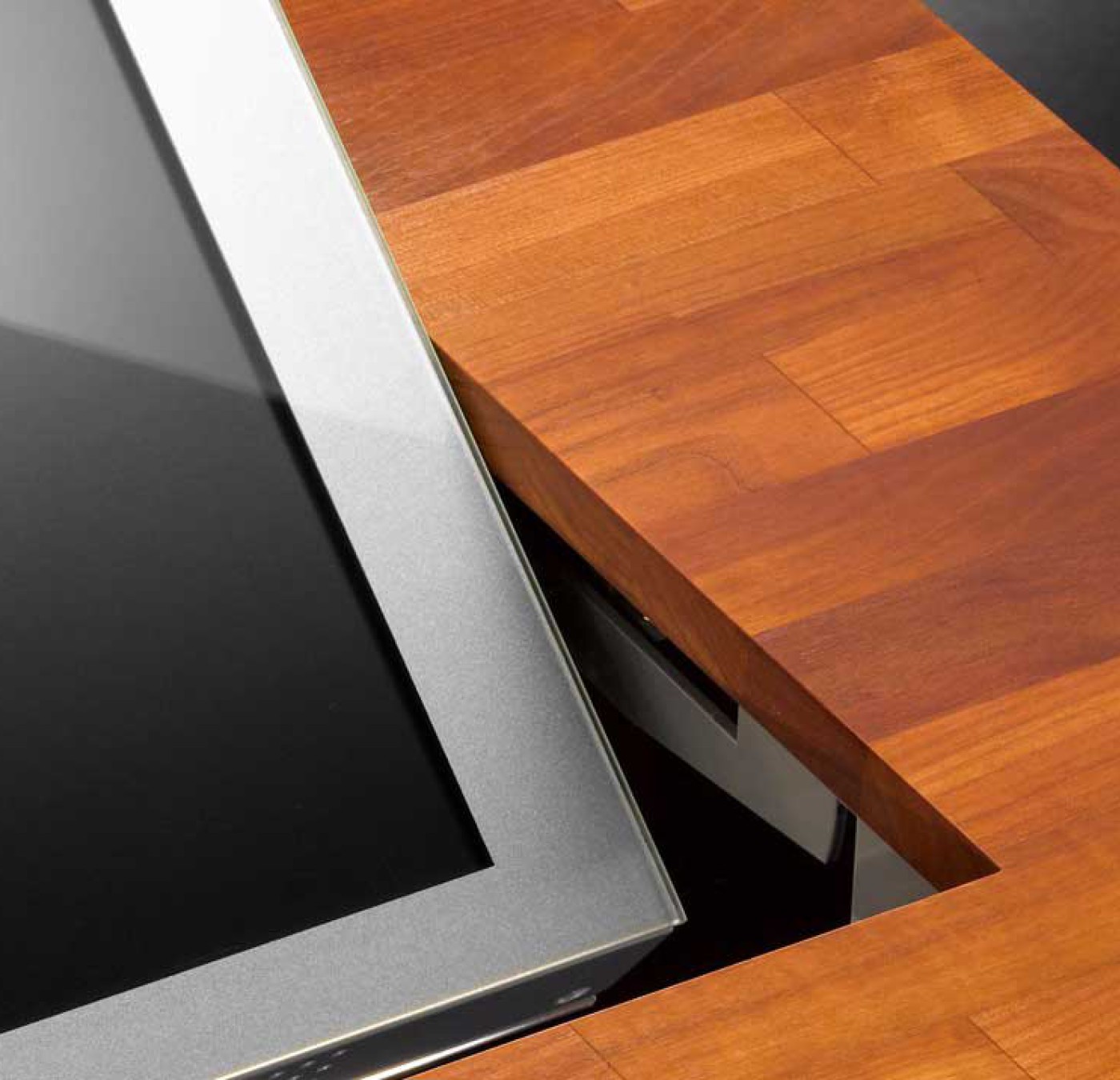 LOFT fold versenkbarer Tischeinbau Monitor im Kirschholztisch.