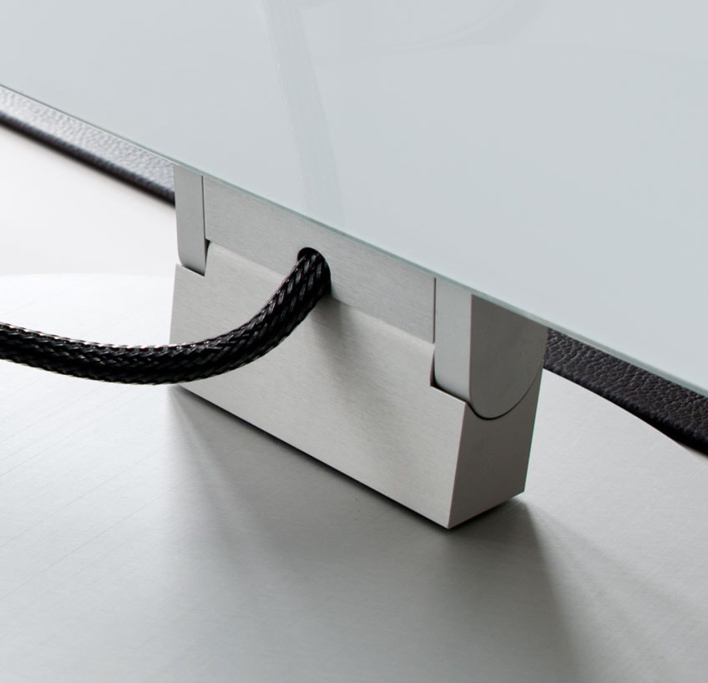 Detailansicht des Standfusses LOFT desktop mit Standteller und Kabel aus Karbon