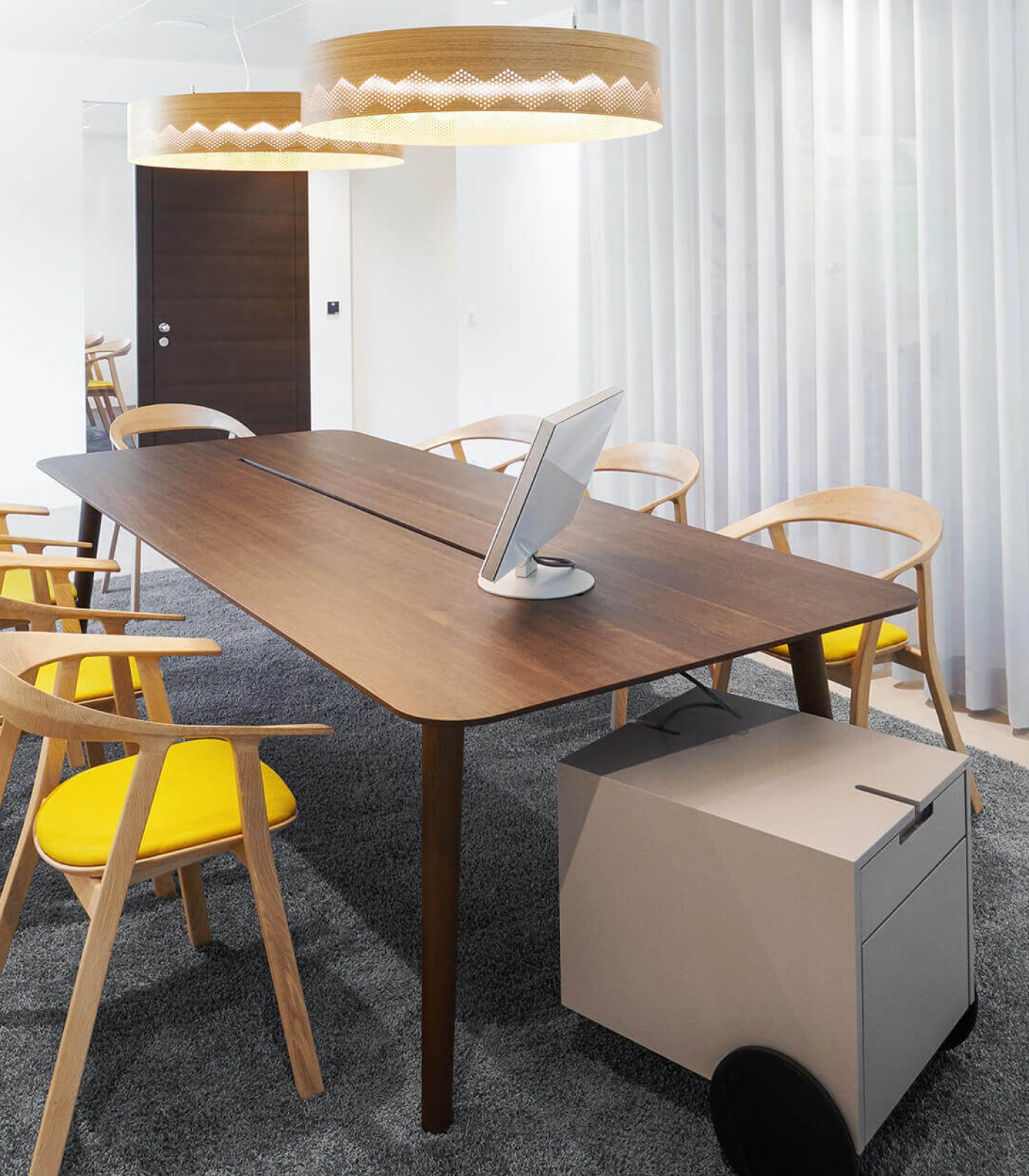 Beratungszimmer mit Novis Desktop Standmonitor