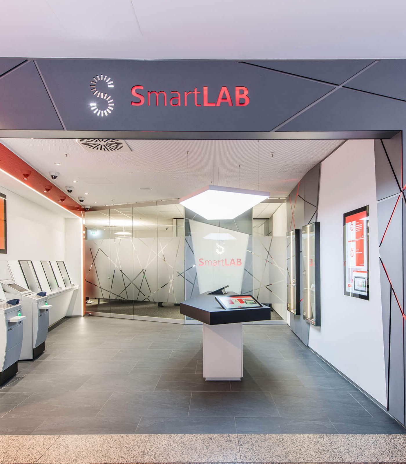 Eingangsbereich des SmartLab. Großmonitore von Novis wandbündig und im Tisch verbaut