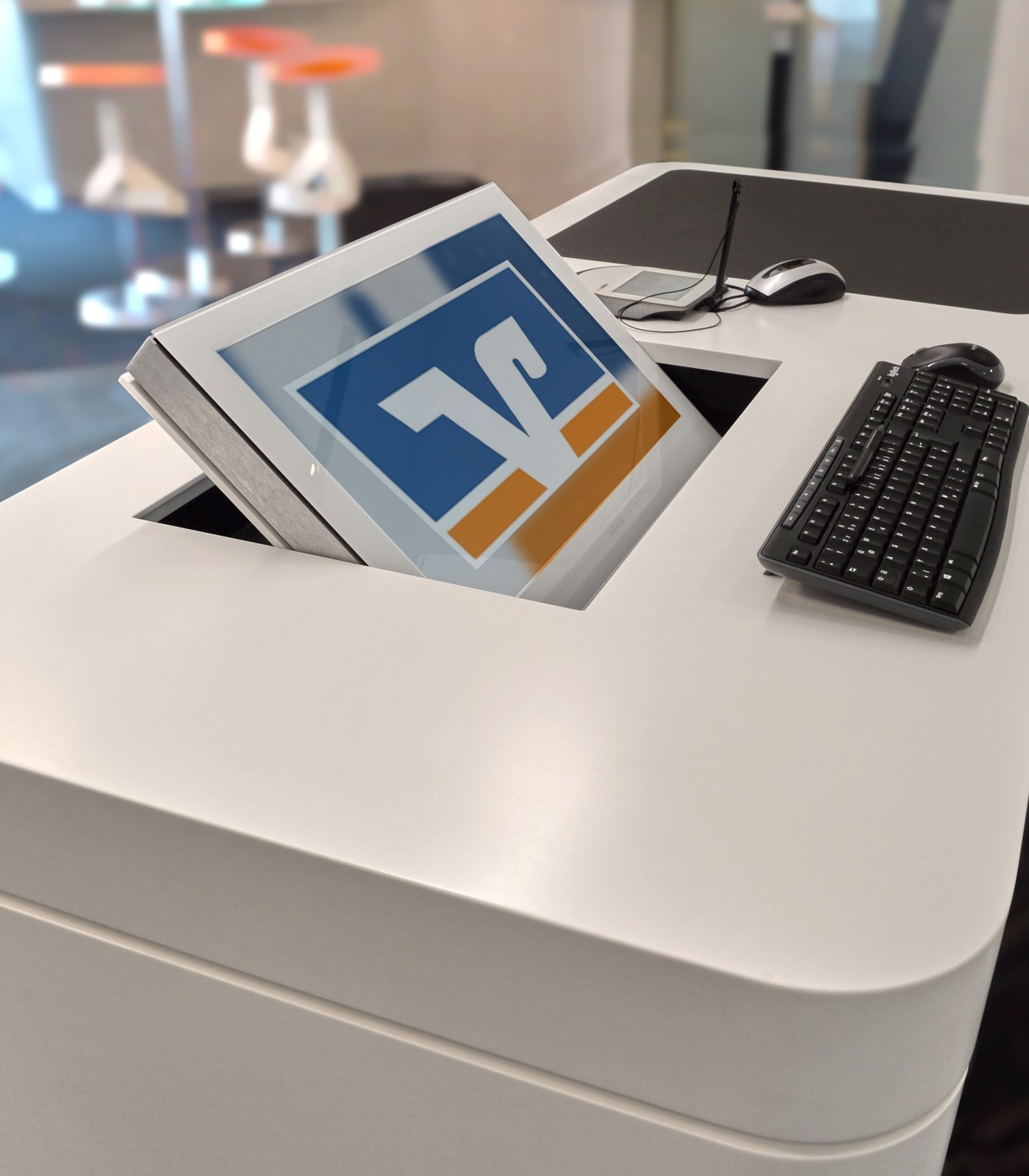 Tisch integrierbarer Einbaumonitor von Novis in einer Empfangstheke