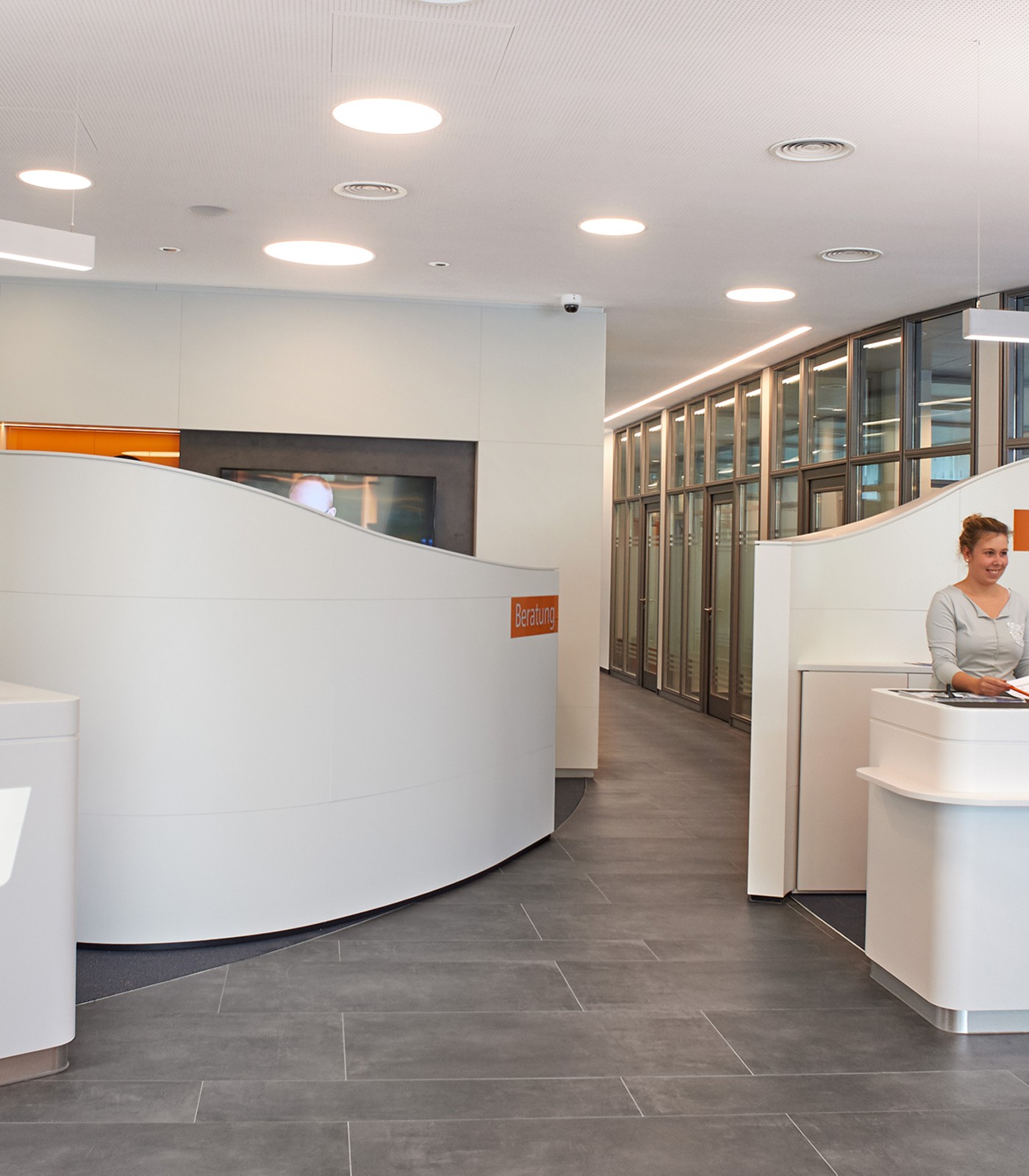 Empfangbereich einer Bank mit Tischeinbau Monitoren LOFT fold von Novis