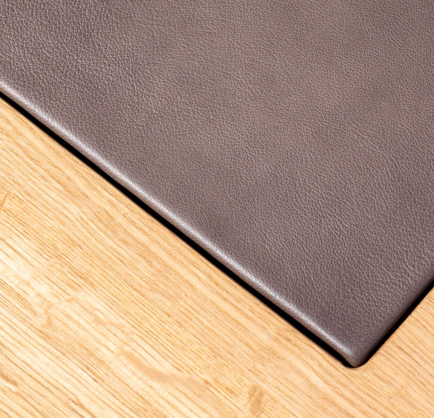 Geschlossener und tischbündiger LOFT fold mit einer Rückseite aus weichem braunen Leder.