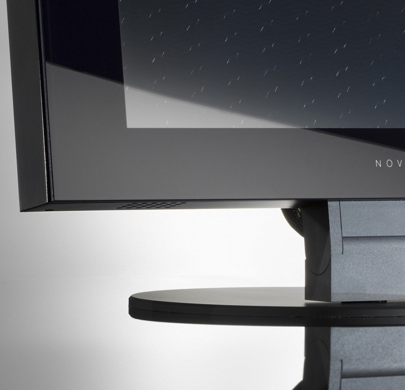 Detailbild des LOFT desktop design Monitors. Alle Alu Designteile sind geschliffen und schwarz eloxiert.