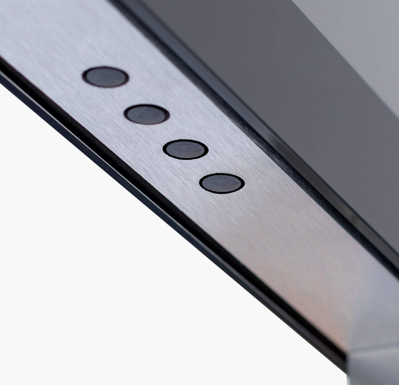 Detailansicht von unten auf die bündig eingelassenen Bedientaster des LOFT desktop design Monitors