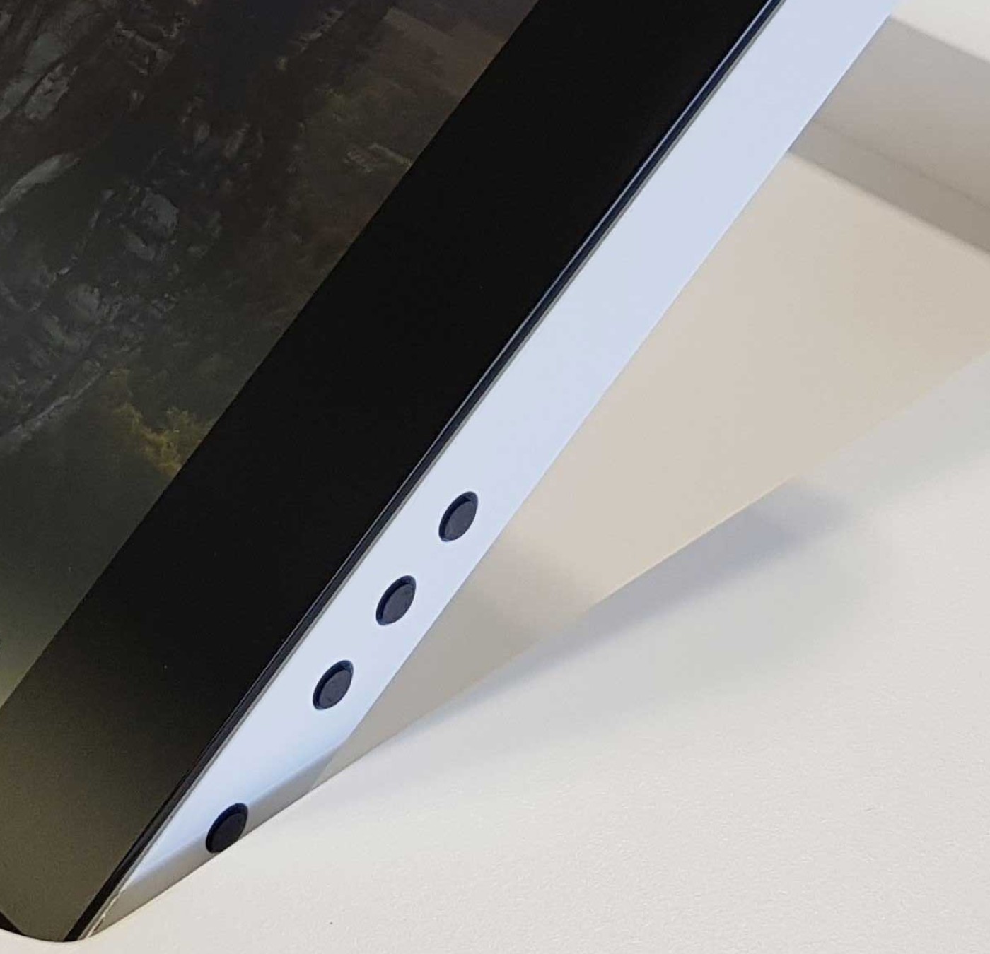 FLO design monitor fest im Tisch integriert. Stufenlos schwenkbar bis 45° Grad.