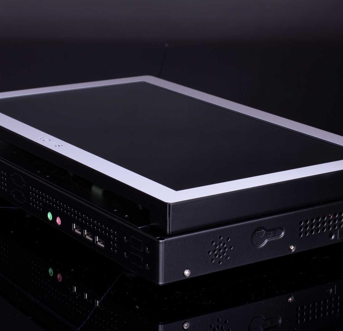 LOFT mount Präsentationsmonitor und Großbildschirm im Wandeinbaurahmen.