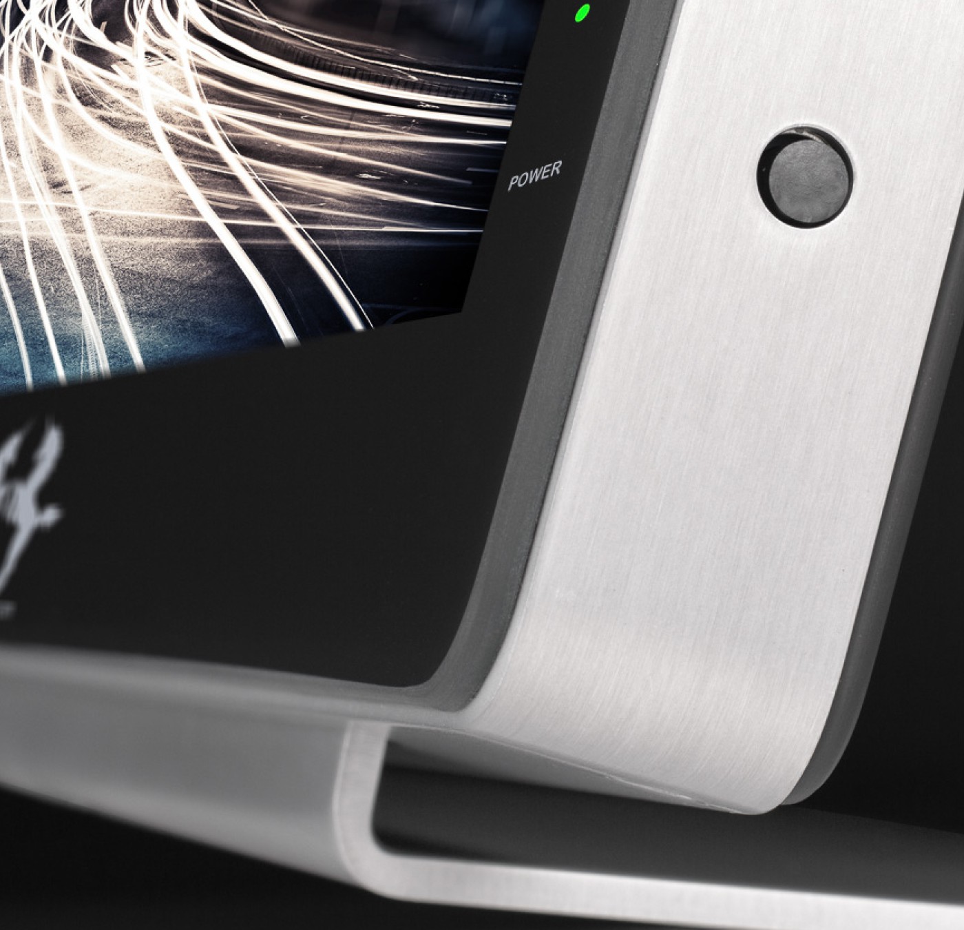 Design Monitor Detail des schwarzen Frontglases und der Teile aus gebürsteten Aluminium.