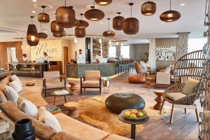 Hotel Empfang und Rezeption mit harmonisch integrierter Monitorlösungen von Novis Monitors