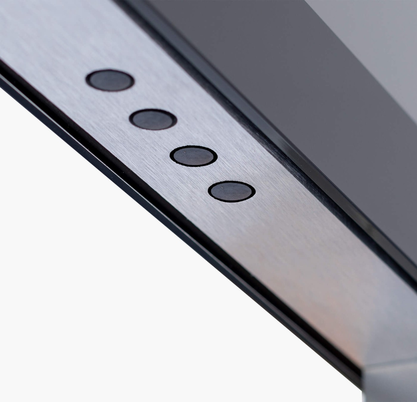 Detailansicht von unten auf die bündig eingelassenen Bedientaster des LOFT desktop design Monitors