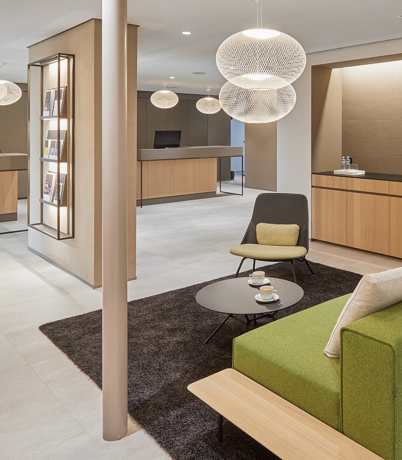 Auch in der Beraterlounge glänzt Novis mit seinen schönen Bildschirmlösungen