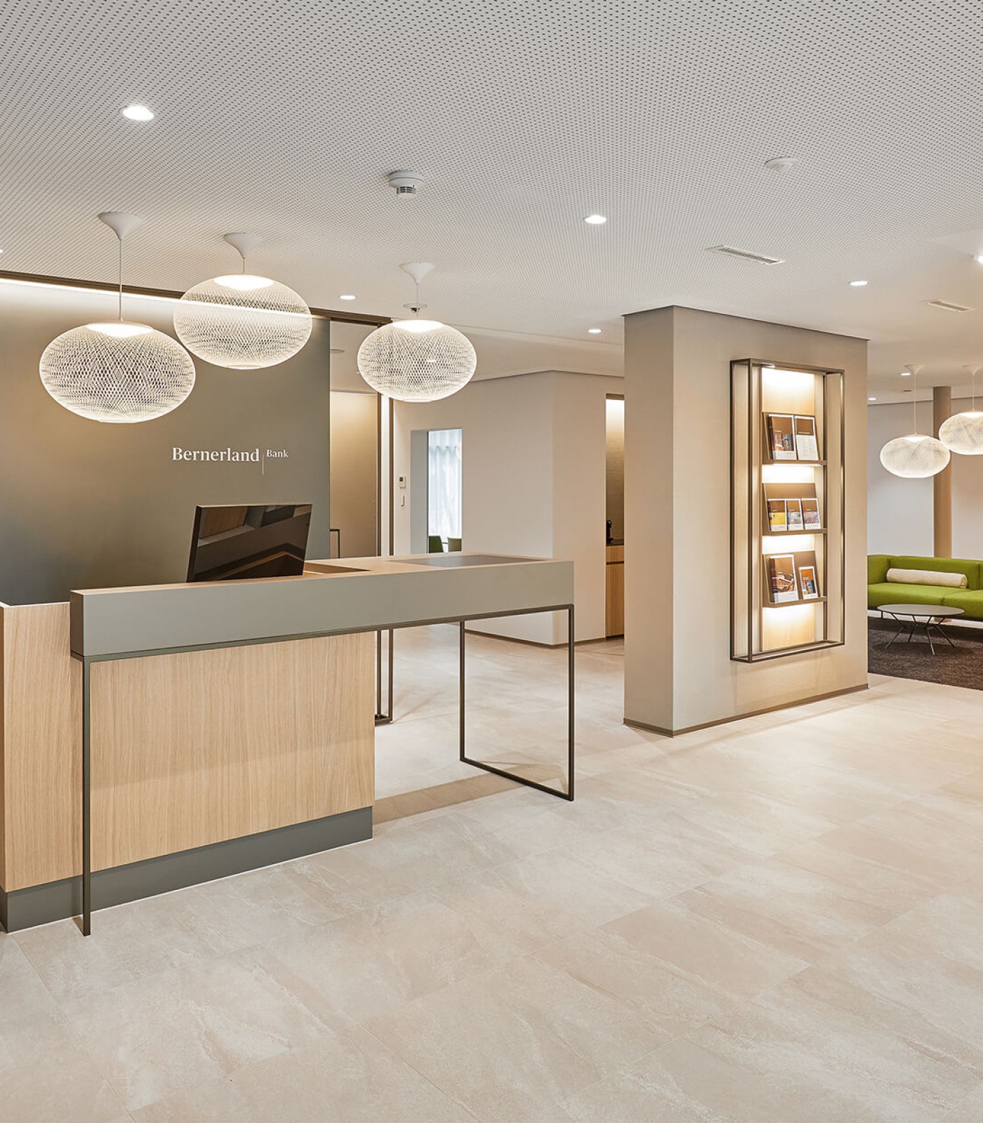 Modern gestaltete Bank mit aufgeräumter Monitortechnik von Novis