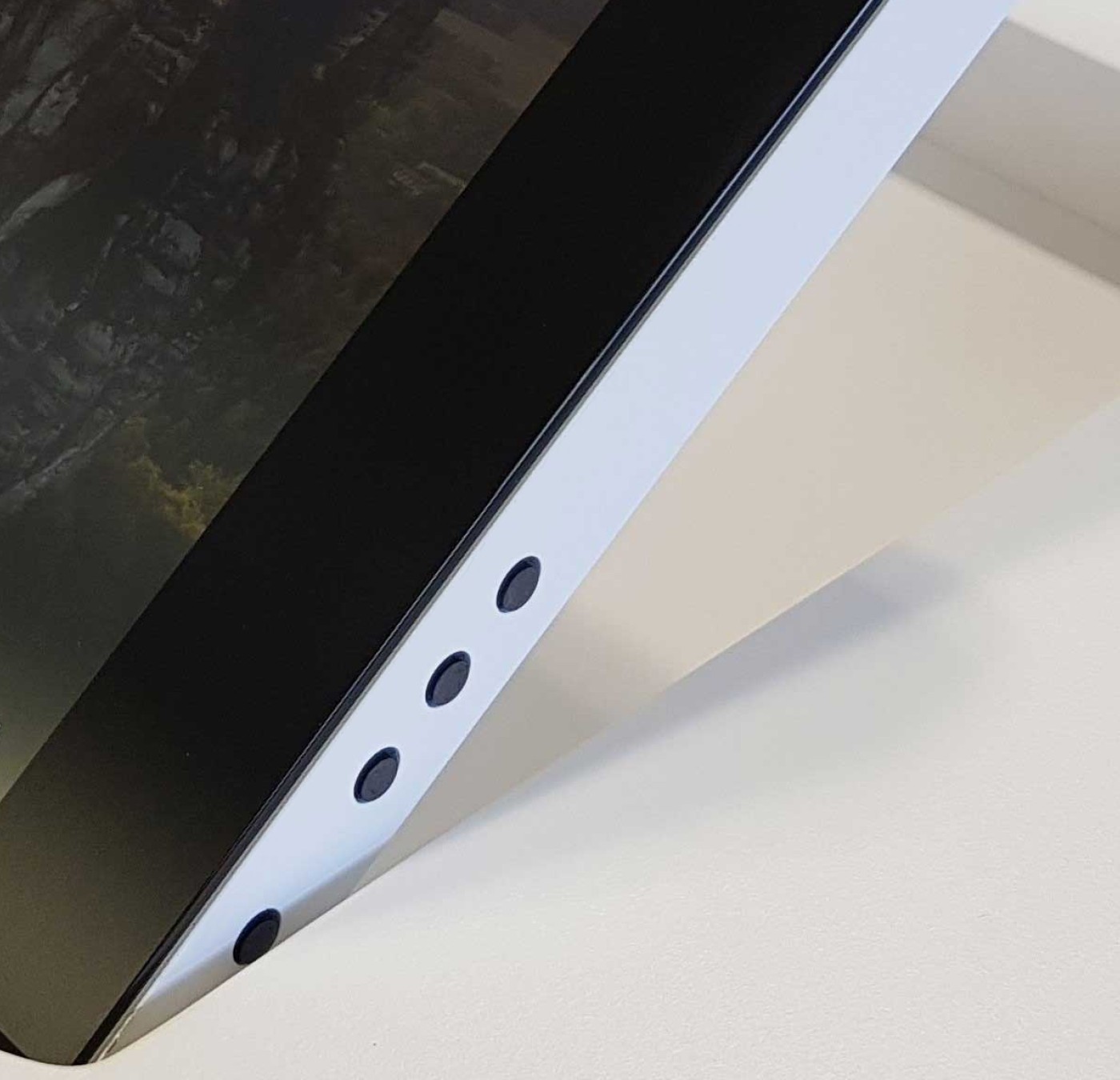 FLO design monitor fest im Tisch integriert. Stufenlos schwenkbar bis 45° Grad.