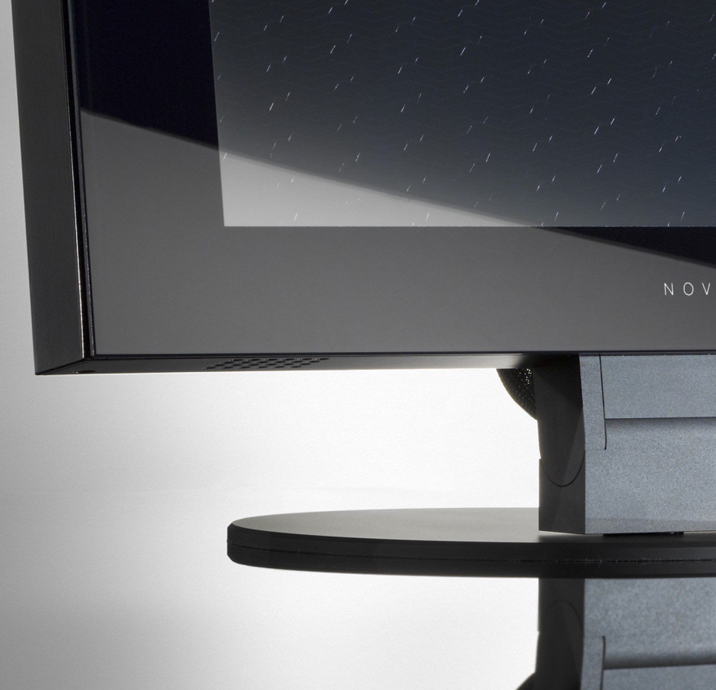 Detailbild des LOFT desktop design Monitors. Alle Alu Designteile sind geschliffen und schwarz eloxiert.