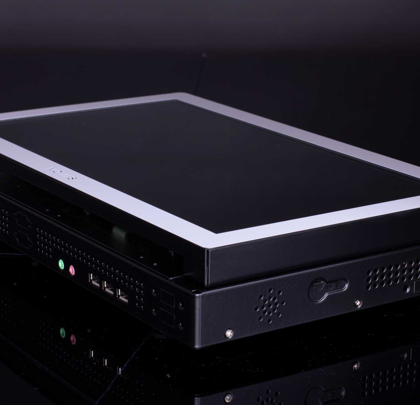 LOFT mount Präsentationsmonitor und Großbildschirm im Wandeinbaurahmen.