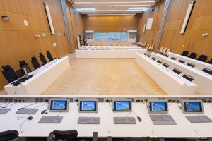 Flach auf den Richtertischen integriert der Klappmonitor FLO von Novis Monitors