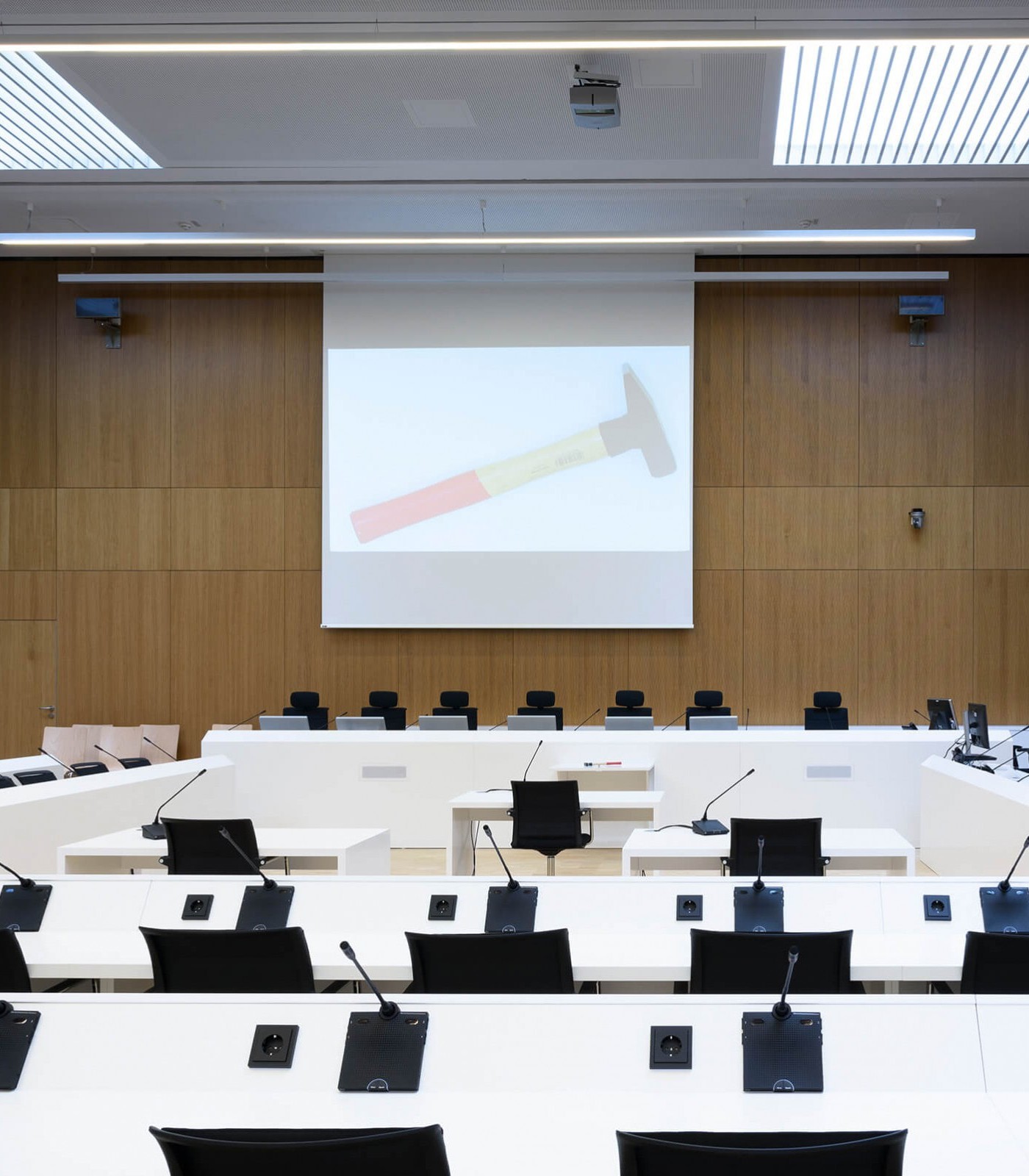 Nichts stört den Blick auf den Richtertisch. Monitore Novis unterstützen die Richter in einer sehr flachen Bauform
