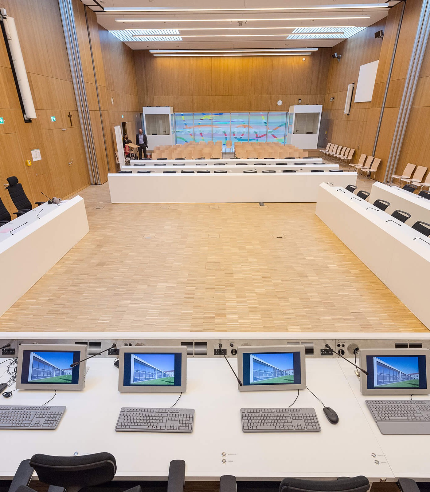 Flach auf den Richtertischen integriert der Klappmonitor FLO von Novis Monitors