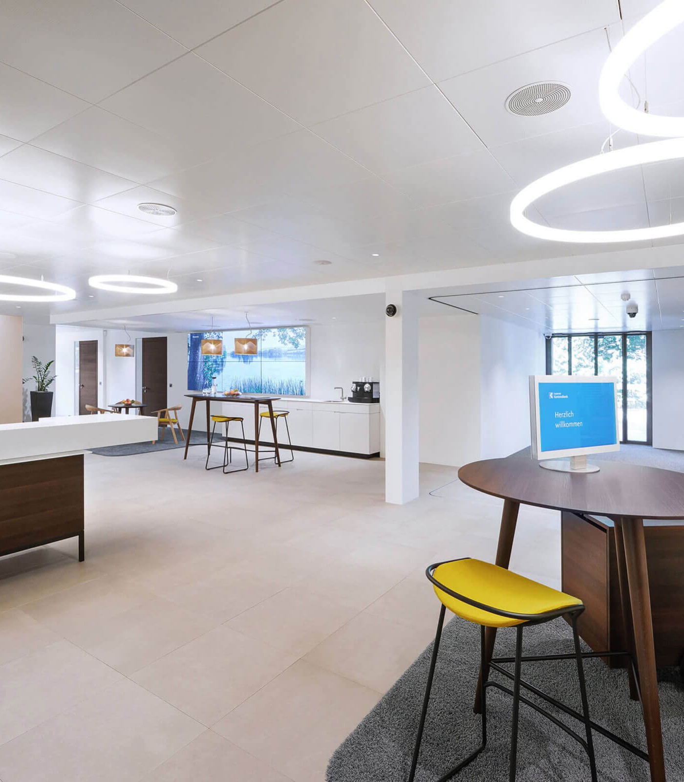 Desktop Standteller und Monitore mit integrierter und unsichtbarer Kabelführung