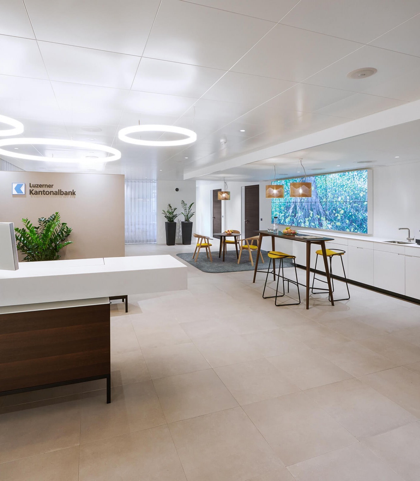 Weiße Standmonitore aus Glas in der Schweizer Kantonalbank