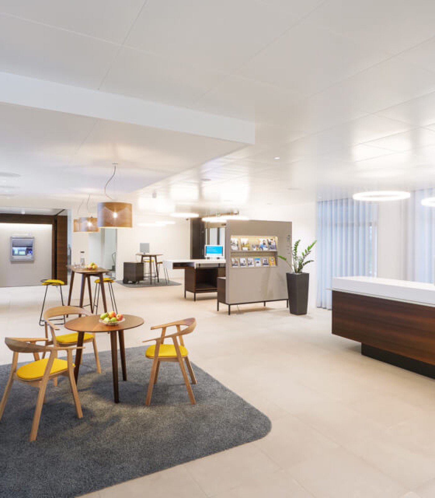 Kunden und Empfangsbereich mit Novis Bildschirmen sinnvoll ergänzt